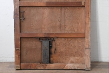 アンティーク建具　漆塗り　落ち着いた木味と趣ある錠前金具が目を引く蔵戸1枚　(R-086541)