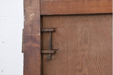 アンティーク建具　漆塗り　落ち着いた木味と趣ある錠前金具が目を引く蔵戸1枚　(R-086541)