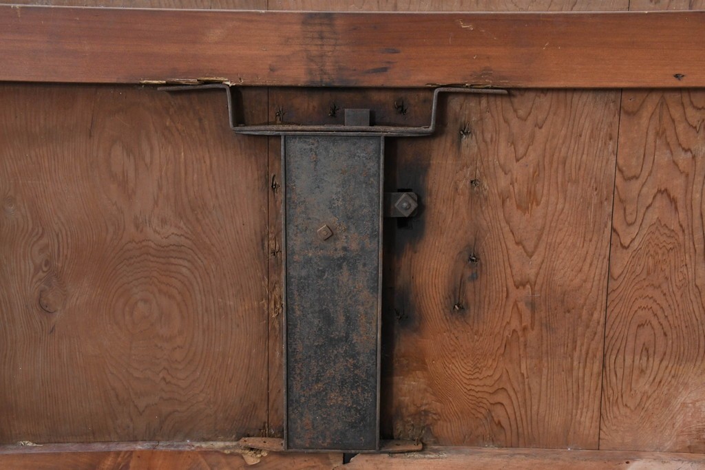 アンティーク建具　漆塗り　落ち着いた木味と趣ある錠前金具が目を引く蔵戸1枚　(R-086541)