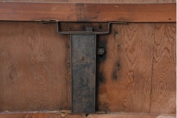 アンティーク建具　漆塗り　落ち着いた木味と趣ある錠前金具が目を引く蔵戸1枚　(R-086541)