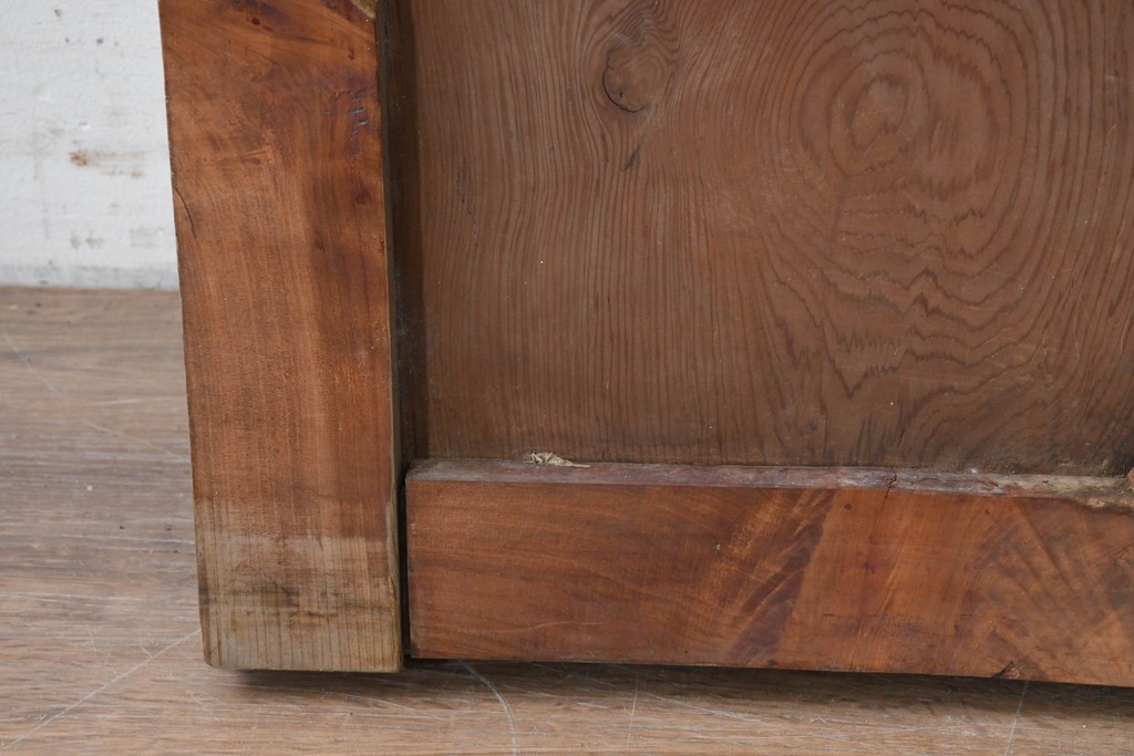 アンティーク建具　漆塗り　落ち着いた木味と趣ある錠前金具が目を引く蔵戸1枚　(R-086541)