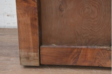 アンティーク建具　漆塗り　落ち着いた木味と趣ある錠前金具が目を引く蔵戸1枚　(R-086541)