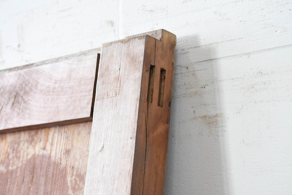 アンティーク建具　漆塗り　落ち着いた木味と趣ある錠前金具が目を引く蔵戸1枚　(R-086541)