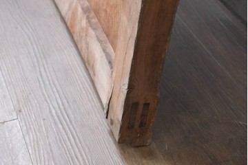 アンティーク建具　漆塗り　落ち着いた木味と趣ある錠前金具が目を引く蔵戸1枚　(R-086541)