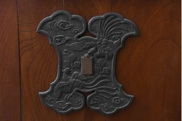 アンティーク建具　明治から大正期　立派な金具が目を引く蔵戸1枚　(R-086542)