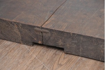 【簡易リペア限定品】　和製アンティーク　欅(ケヤキ)材　古い豪農で使われていた味わい深い飾り台　(R-086547)