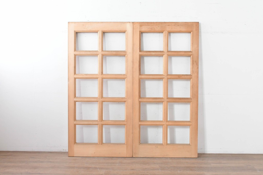 ヴィンテージ建具　未使用長期在庫品建具　昭和後期　明るい木色のフレームのシンプルな扉2枚セット　(R-086554)