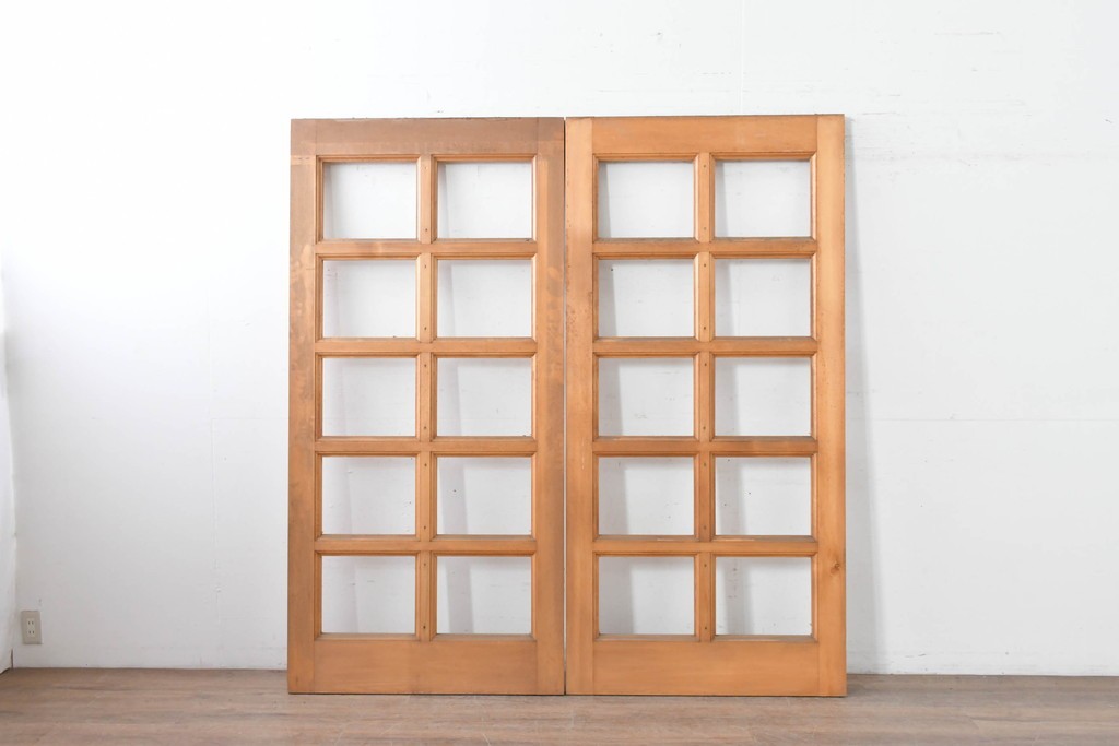 ヴィンテージ建具　未使用長期在庫品建具　昭和後期　明るい木色のフレームのシンプルな扉2枚セット　(R-086554)