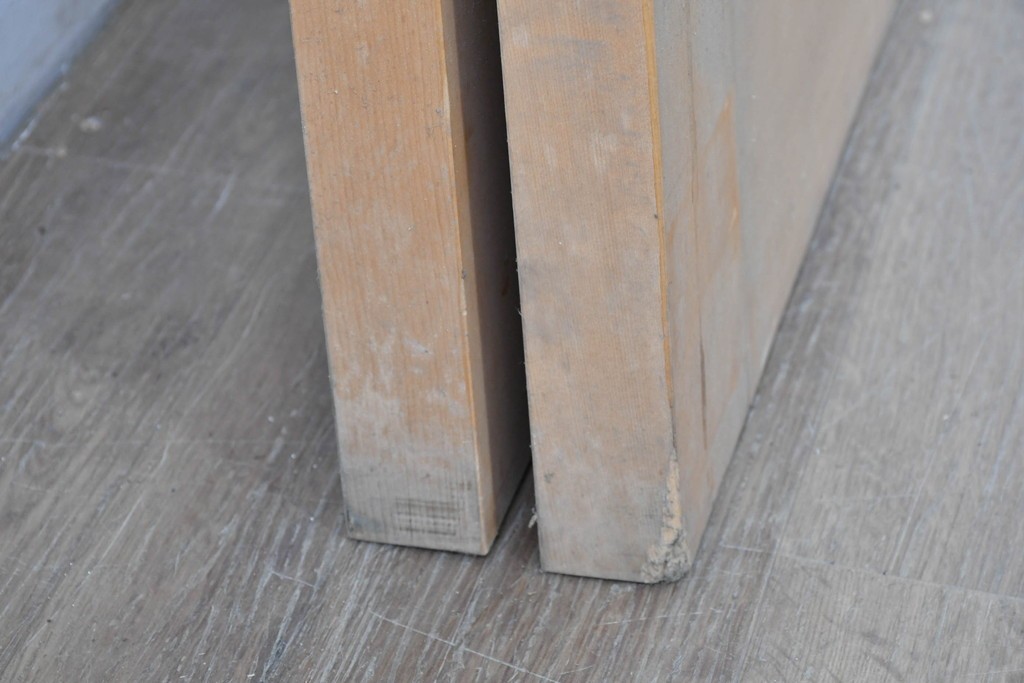 ヴィンテージ建具　未使用長期在庫品建具　昭和後期　明るい木色のフレームのシンプルな扉2枚セット　(R-086554)