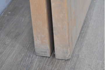 ヴィンテージ建具　未使用長期在庫品建具　昭和後期　明るい木色のフレームのシンプルな扉2枚セット　(R-086554)