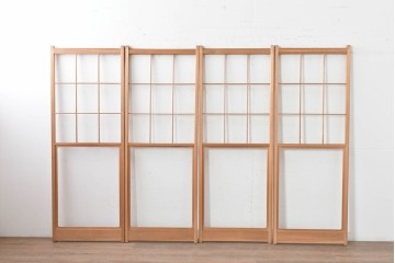 ヴィンテージ建具　昭和後期　上品な桟組みが引き立つ幅狭タイプの雪見障子戸4枚セット　(R-086555)