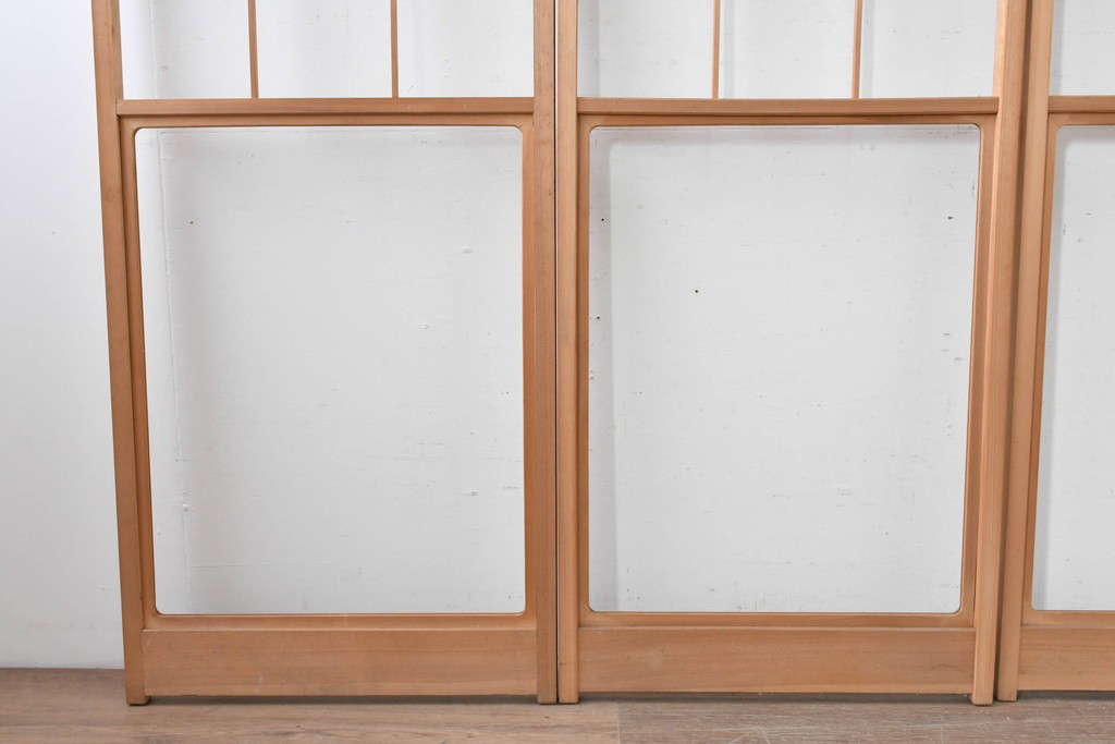 ヴィンテージ建具　昭和後期　上品な桟組みが引き立つ幅狭タイプの雪見障子戸4枚セット　(R-086555)