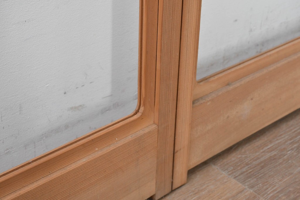 ヴィンテージ建具　昭和後期　上品な桟組みが引き立つ幅狭タイプの雪見障子戸4枚セット　(R-086555)