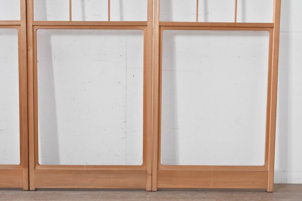 ヴィンテージ建具　昭和後期　上品な桟組みが引き立つ幅狭タイプの雪見障子戸4枚セット　(R-086555)