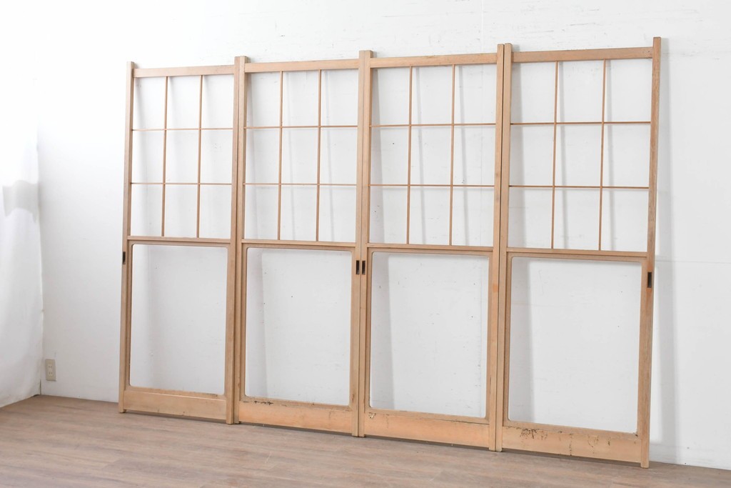 ヴィンテージ建具　昭和後期　上品な桟組みが引き立つ幅狭タイプの雪見障子戸4枚セット　(R-086556)
