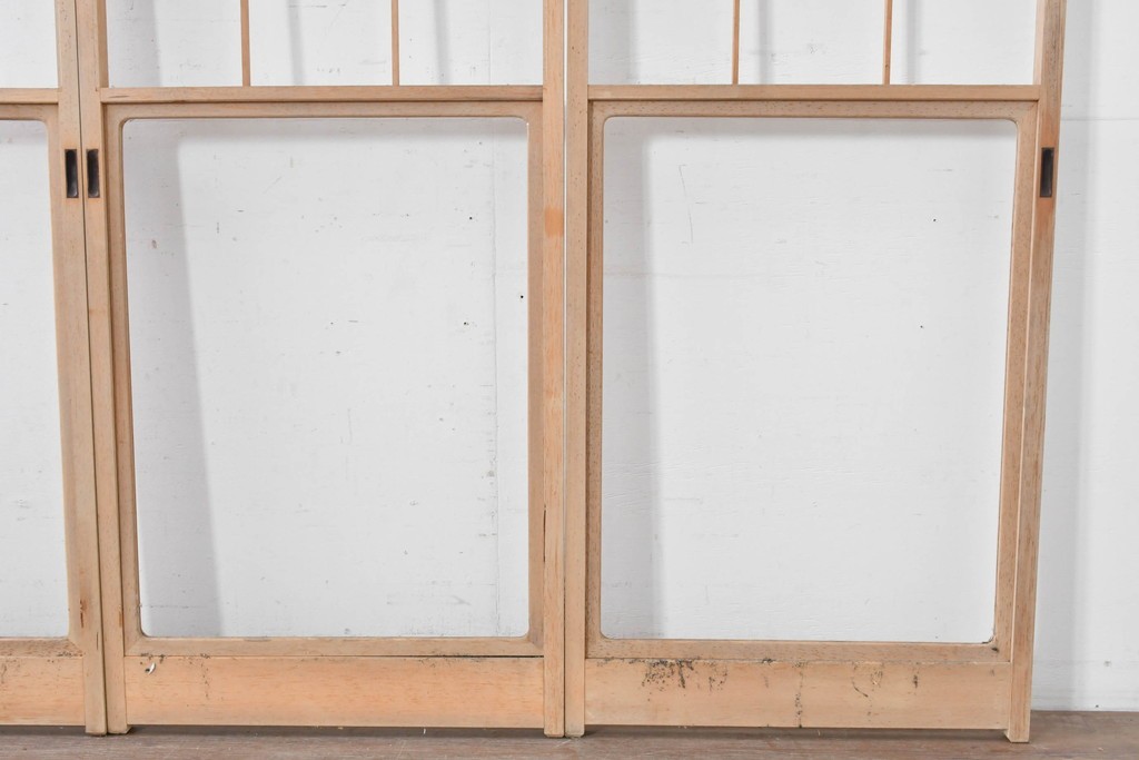 ヴィンテージ建具　昭和後期　上品な桟組みが引き立つ幅狭タイプの雪見障子戸4枚セット　(R-086556)