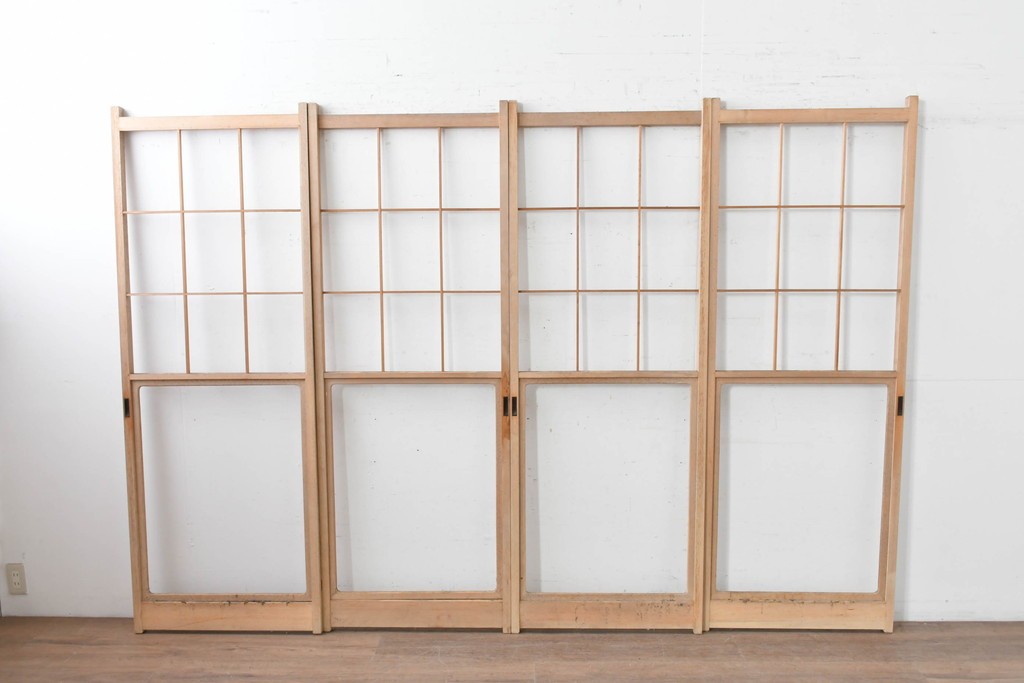 ヴィンテージ建具　昭和後期　上品な桟組みが引き立つ幅狭タイプの雪見障子戸4枚セット　(R-086556)