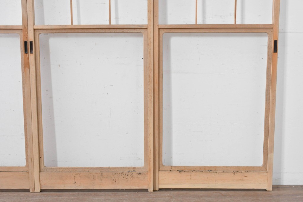ヴィンテージ建具　昭和後期　上品な桟組みが引き立つ幅狭タイプの雪見障子戸4枚セット　(R-086556)