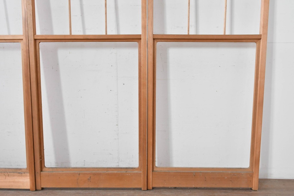 ヴィンテージ建具　昭和後期　上品な桟組みが引き立つ幅狭タイプの雪見障子戸4枚セット　(R-086558)