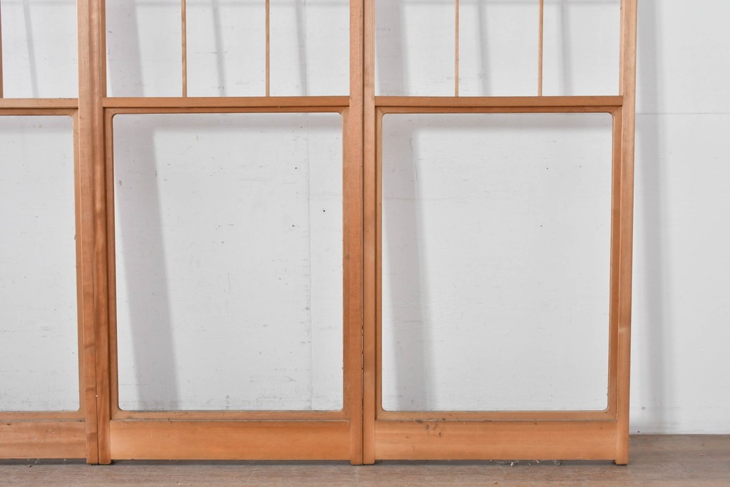 ヴィンテージ建具　昭和後期　上品な桟組みが引き立つ幅狭タイプの雪見障子戸4枚セット　(R-086558)
