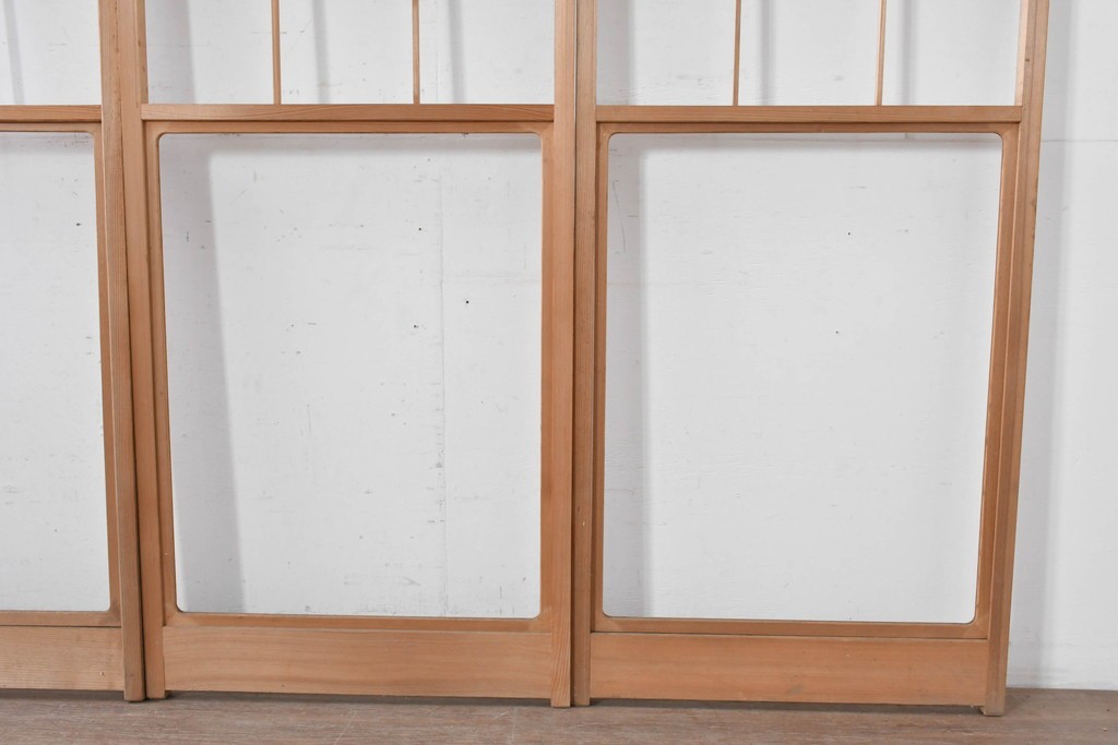 ヴィンテージ建具　昭和後期　上品な桟組みが引き立つ幅狭タイプの雪見障子戸4枚セット　(R-086559)