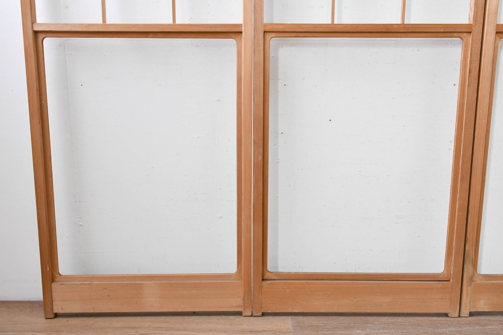 ヴィンテージ建具　昭和後期　上品な桟組みが引き立つ幅狭タイプの雪見障子戸4枚セット　(R-086559)