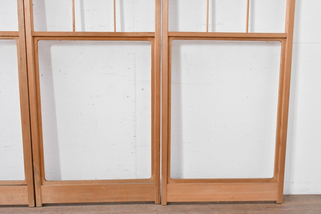 ヴィンテージ建具　昭和後期　上品な桟組みが引き立つ幅狭タイプの雪見障子戸4枚セット　(R-086559)
