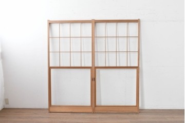 ヴィンテージ建具　昭和後期　上品な桟組みが引き立つ雪見障子戸2枚セット　(R-086563)