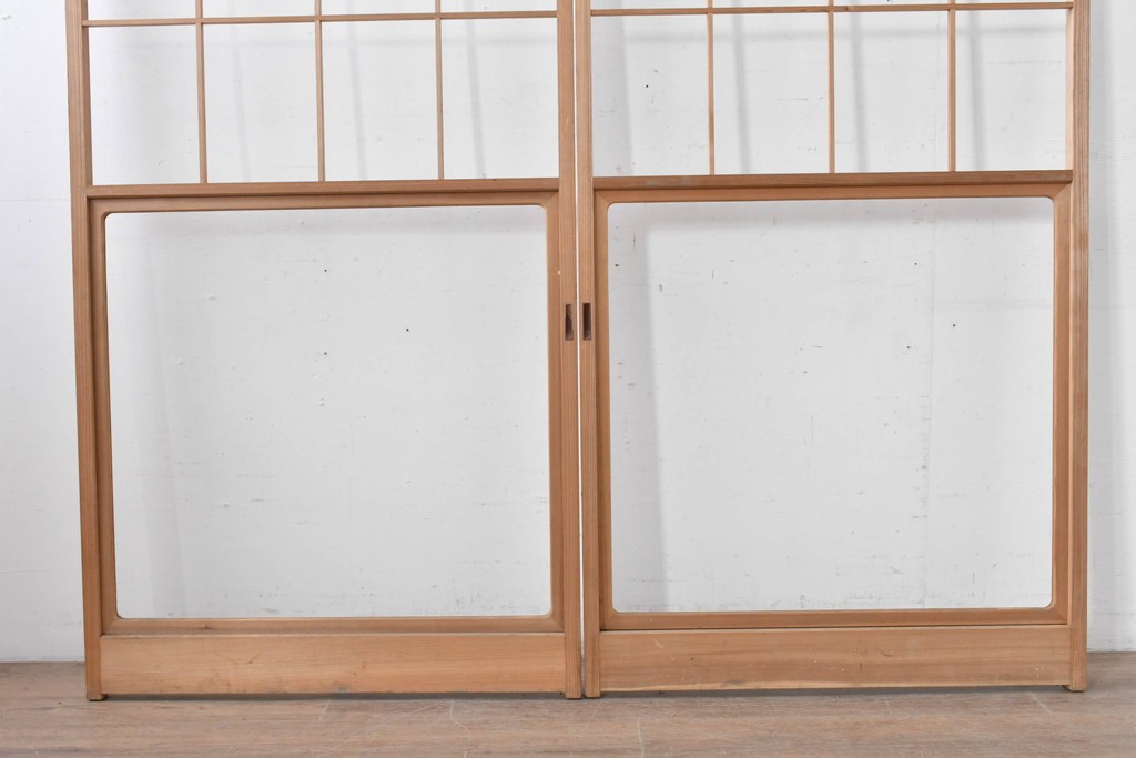 ヴィンテージ建具　昭和後期　上品な桟組みが引き立つ雪見障子戸2枚セット　(R-086563)