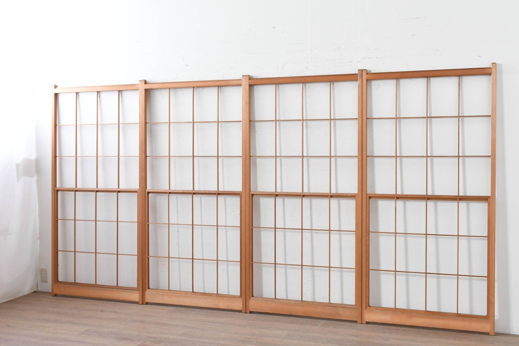 ヴィンテージ建具　昭和後期　明るい木色とすっきりとした格子が魅力の擦り上げ雪見障子戸4枚セット　(R-086583)