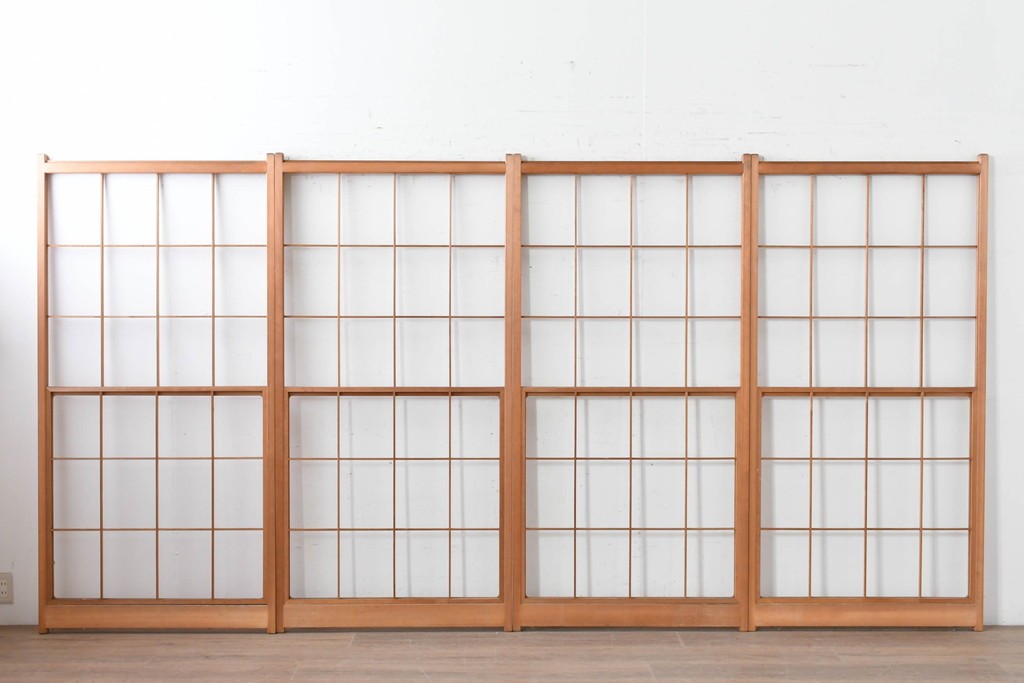 ヴィンテージ建具　昭和後期　明るい木色とすっきりとした格子が魅力の擦り上げ雪見障子戸4枚セット　(R-086583)