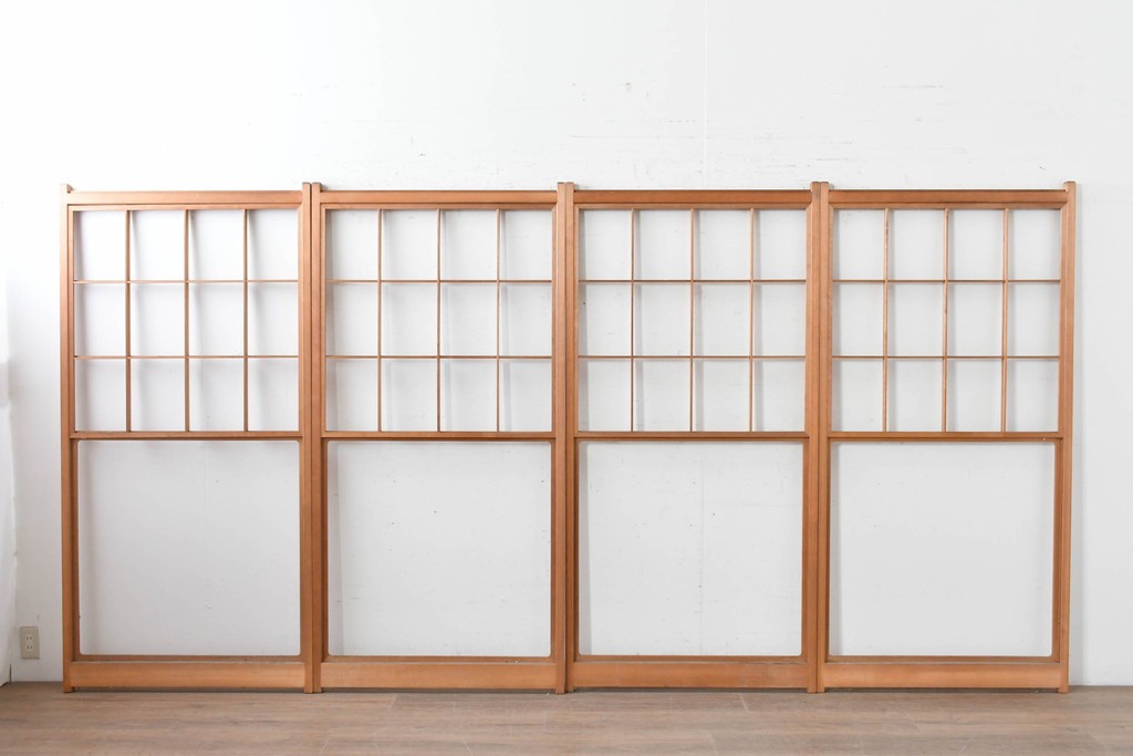 ヴィンテージ建具　昭和後期　明るい木色とすっきりとした格子が魅力の擦り上げ雪見障子戸4枚セット　(R-086583)