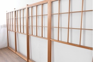 ヴィンテージ建具　昭和後期　明るい木色とすっきりとした格子が魅力の擦り上げ雪見障子戸4枚セット　(R-086583)