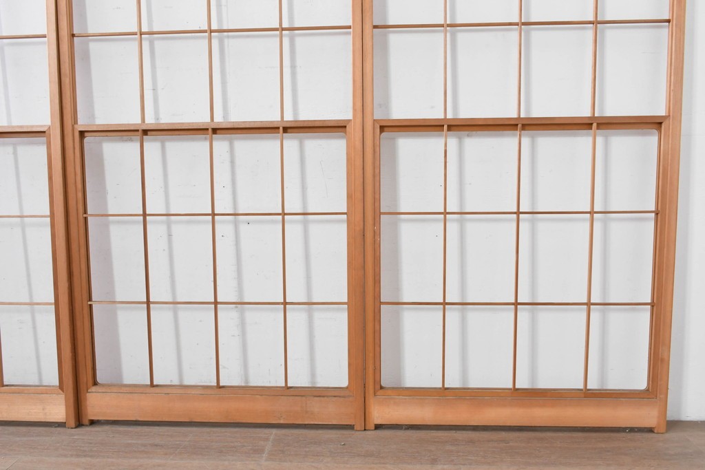 ヴィンテージ建具　昭和後期　明るい木色とすっきりとした格子が魅力の擦り上げ雪見障子戸4枚セット　(R-086583)