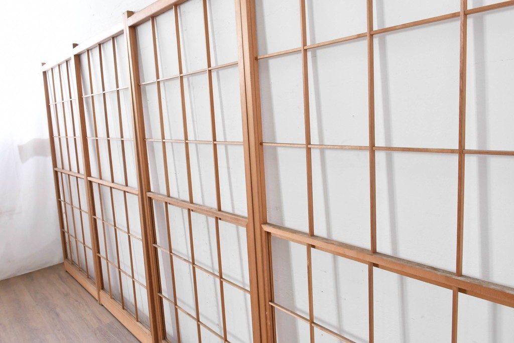 ヴィンテージ建具　昭和後期　明るい木色とすっきりとした格子が魅力の擦り上げ雪見障子戸4枚セット　(R-086583)