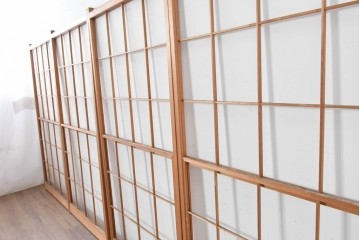 ヴィンテージ建具　昭和後期　明るい木色とすっきりとした格子が魅力の擦り上げ雪見障子戸4枚セット　(R-086583)