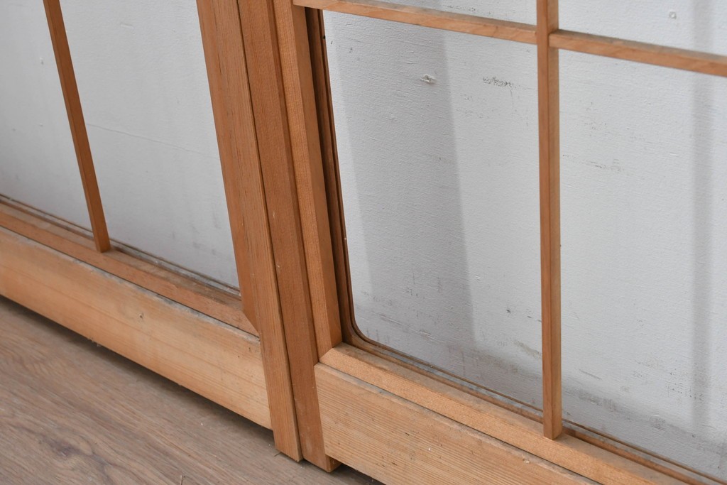 ヴィンテージ建具　昭和後期　明るい木色とすっきりとした格子が魅力の擦り上げ雪見障子戸4枚セット　(R-086583)