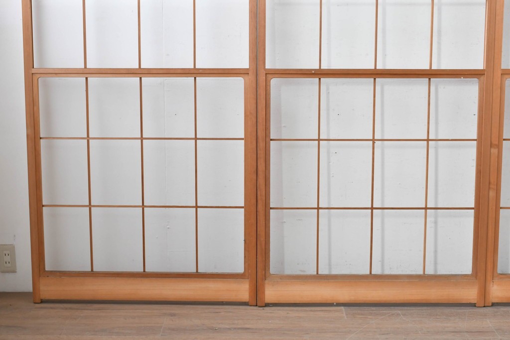 ヴィンテージ建具　昭和後期　明るい木色とすっきりとした格子が魅力の擦り上げ雪見障子戸4枚セット　(R-086583)