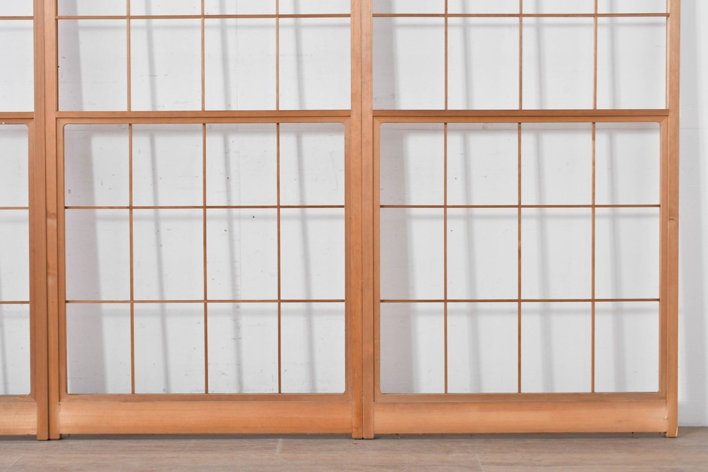 ヴィンテージ建具　昭和後期　明るい木色とすっきりとした格子が魅力の擦り上げ雪見障子戸4枚セット　(R-086583)