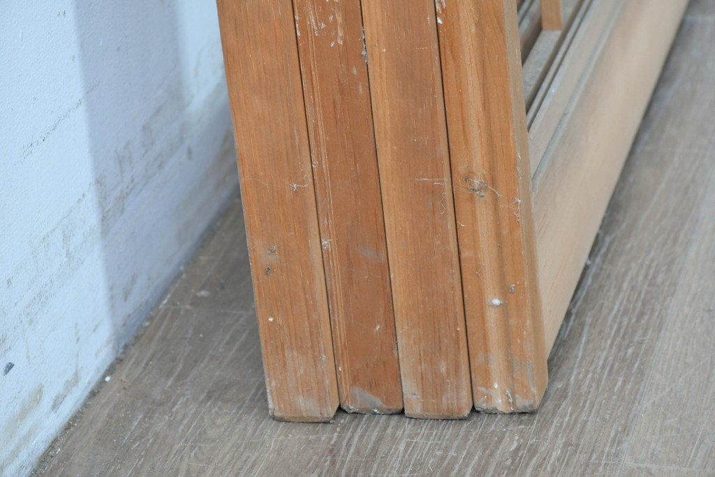 ヴィンテージ建具　昭和後期　明るい木色とすっきりとした格子が魅力の擦り上げ雪見障子戸4枚セット　(R-086583)