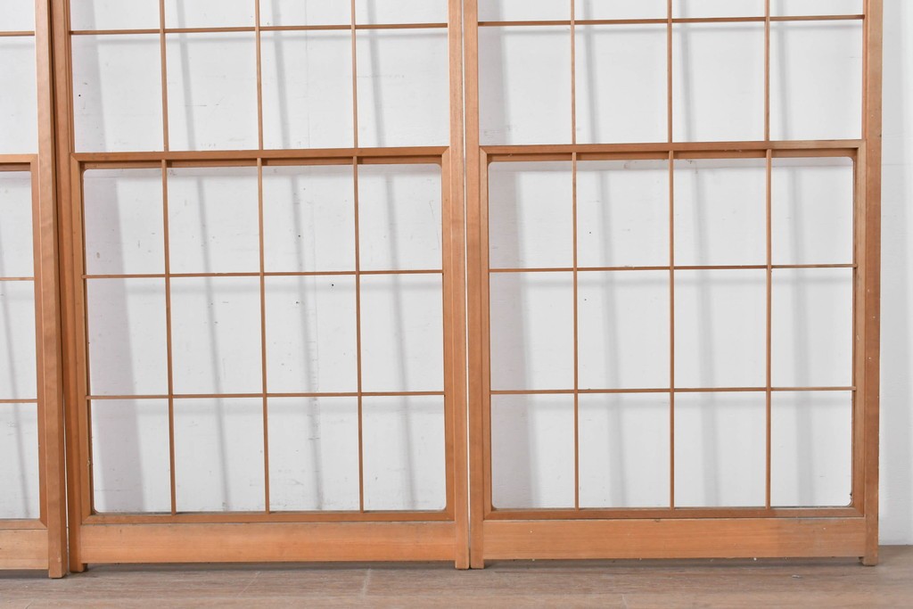 ヴィンテージ建具　昭和後期　シンプルな升目デザインの擦り上げ雪見障子戸4枚セット　(R-086584)