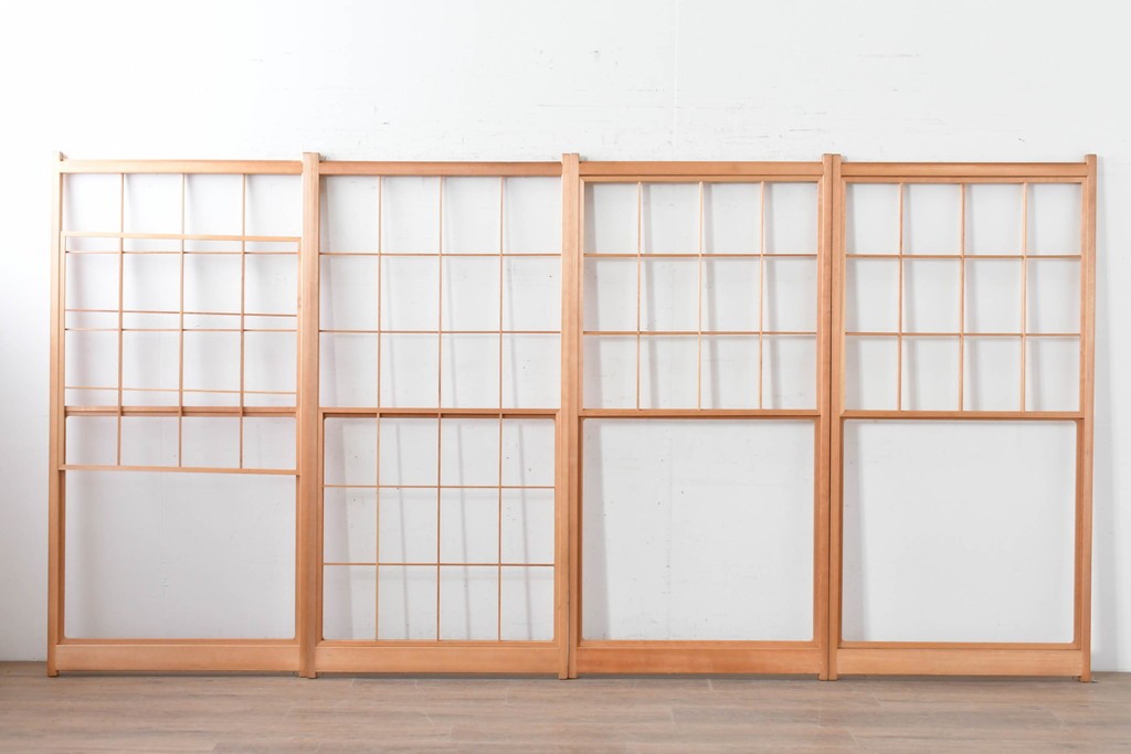 ヴィンテージ建具　昭和後期　明るい木色とすっきりとした格子が魅力の擦り上げ雪見障子戸4枚セット　(R-086585)