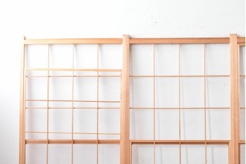 ヴィンテージ建具　昭和後期　明るい木色とすっきりとした格子が魅力の擦り上げ雪見障子戸4枚セット　(R-086585)