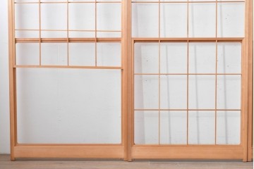 ヴィンテージ建具　昭和後期　明るい木色とすっきりとした格子が魅力の擦り上げ雪見障子戸4枚セット　(R-086585)