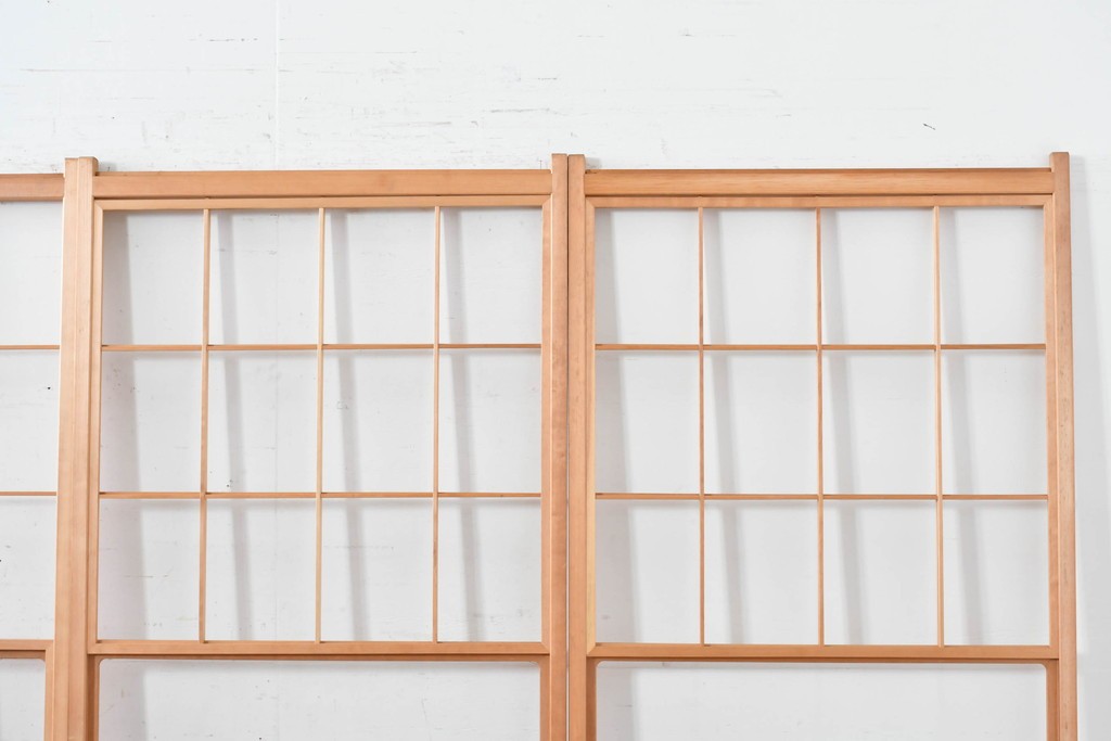 ヴィンテージ建具　昭和後期　明るい木色とすっきりとした格子が魅力の擦り上げ雪見障子戸4枚セット　(R-086585)