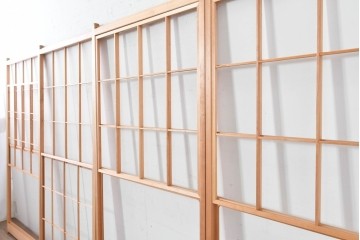 ヴィンテージ建具　昭和後期　明るい木色とすっきりとした格子が魅力の擦り上げ雪見障子戸4枚セット　(R-086585)