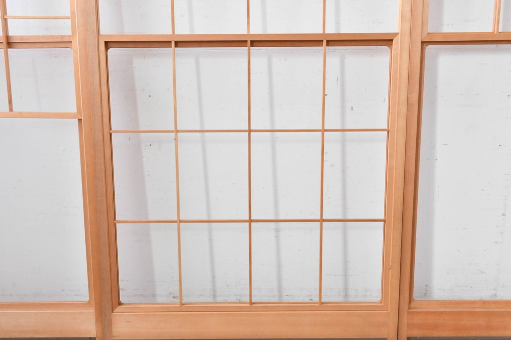 ヴィンテージ建具　昭和後期　明るい木色とすっきりとした格子が魅力の擦り上げ雪見障子戸4枚セット　(R-086585)