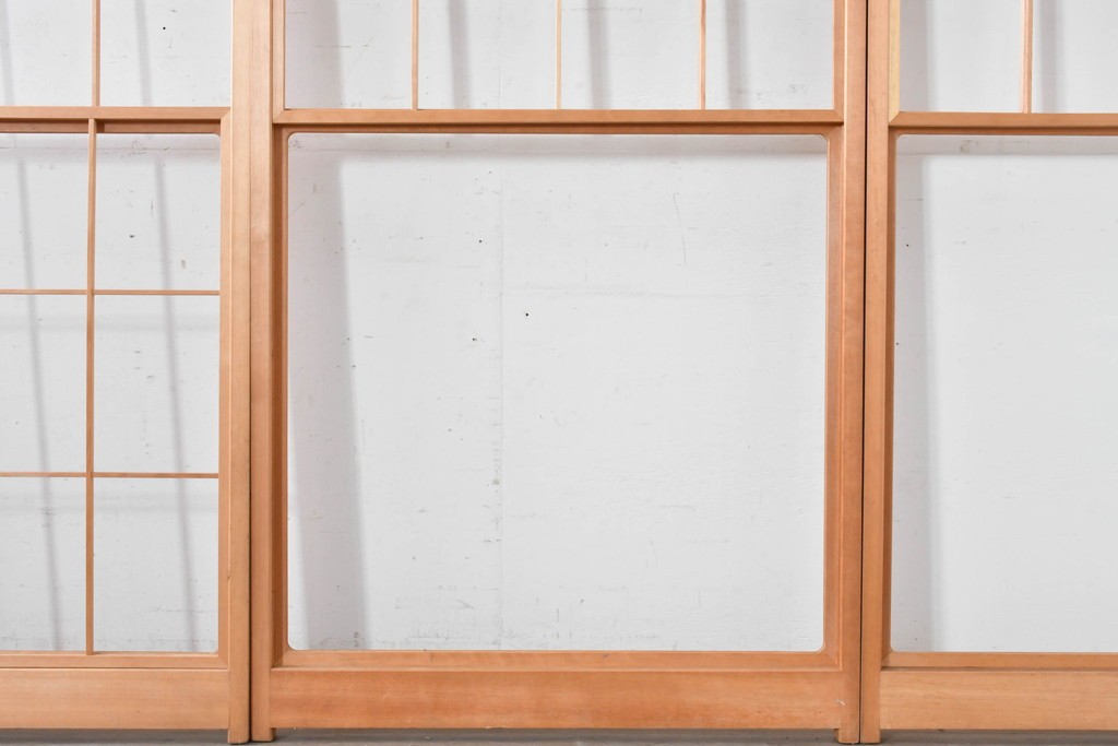 ヴィンテージ建具　昭和後期　明るい木色とすっきりとした格子が魅力の擦り上げ雪見障子戸4枚セット　(R-086585)