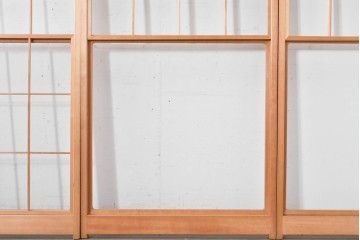 ヴィンテージ建具　昭和後期　明るい木色とすっきりとした格子が魅力の擦り上げ雪見障子戸4枚セット　(R-086585)