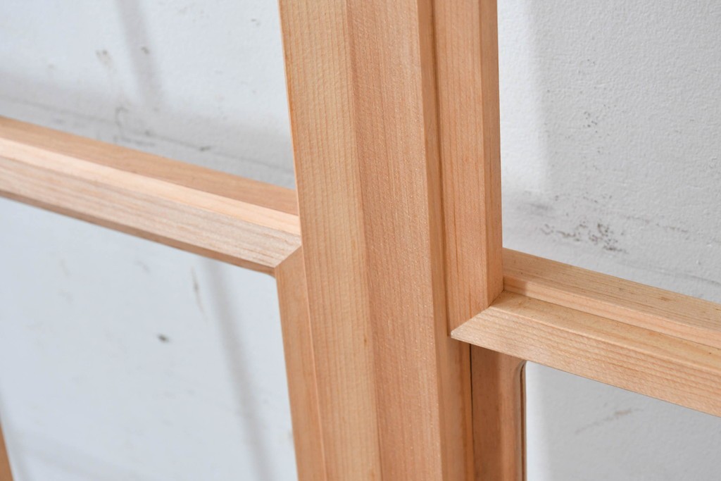 ヴィンテージ建具　昭和後期　明るい木色とすっきりとした格子が魅力の擦り上げ雪見障子戸4枚セット　(R-086585)